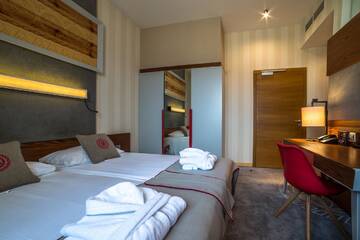 Фото номера Двухместный номер эконом-класса с 1 кроватью Отель Hotel Kopieniec Fizjo- Med &amp; SPA г. Мужасихле 4